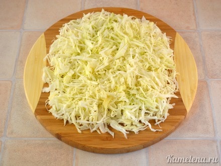 Капусту нашинковать мелкой