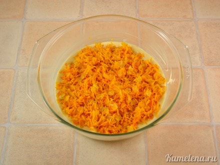 Поверх выложить морковь с луком.
