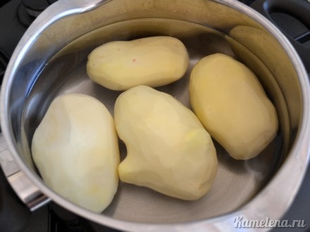 Картофель почистить, залить