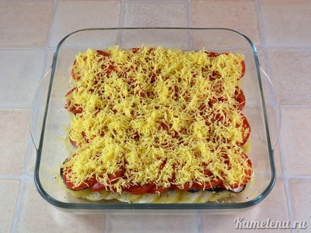 Сверху посыпать сыром.