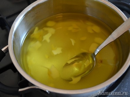 Цедру залить 2 стаканами воды,