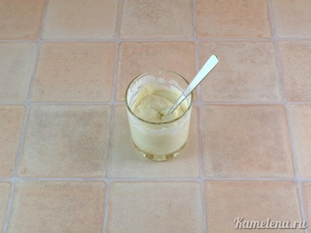 Сметану смешать с мукой и