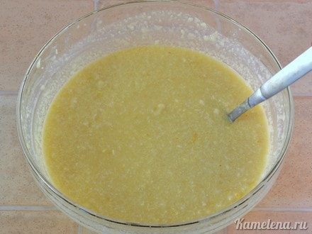 К маслу добавить сахар, яйца,