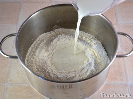Муку перемешать с дрожжами,