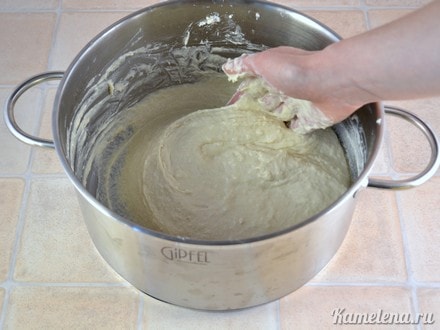 Замесить тесто, оно получается 