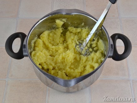С готового картофеля слить всю