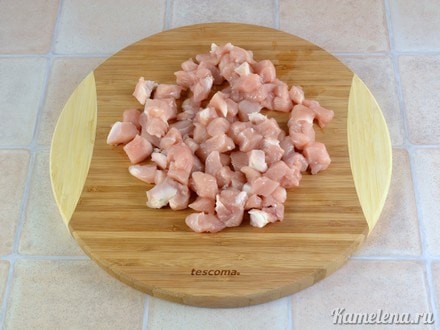 Куриное филе порезать средними