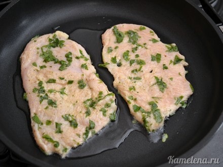 На сковороде обжарить куриное