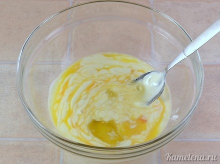 Смешать сметану, молоко, яйца
