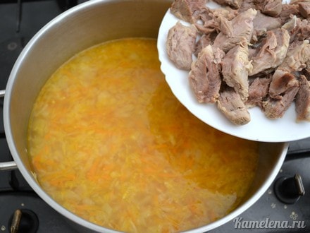Добавить кусочки мяса в