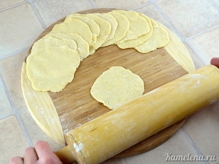 Каждый кружок размять руками и