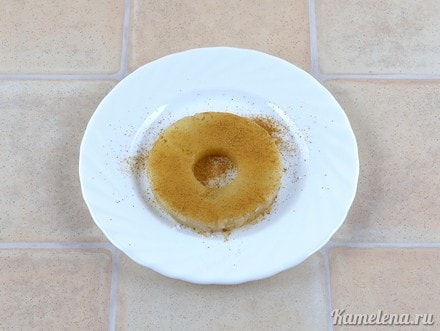 Посыпать корицей.