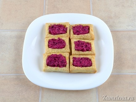 Аккуратно в каждую слойку