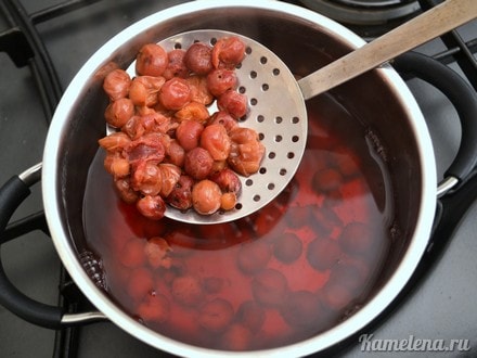 Вишни выловить шумовкой,