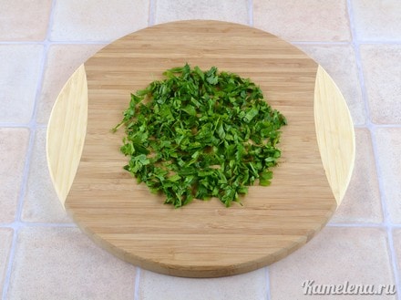 Петрушку мелко порезать.