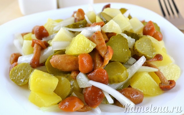 Картофельный салат с мариноваными опятами