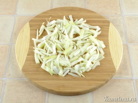 Лук порезать полукольцами,