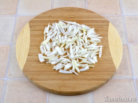 Лук почистить, порезать