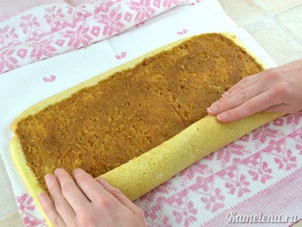 Свернуть горячий корж в плотный