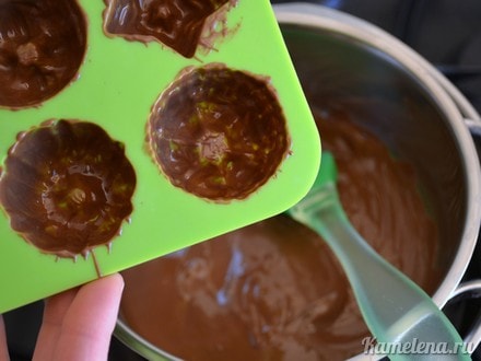 С помощью силиконовой кисточки,