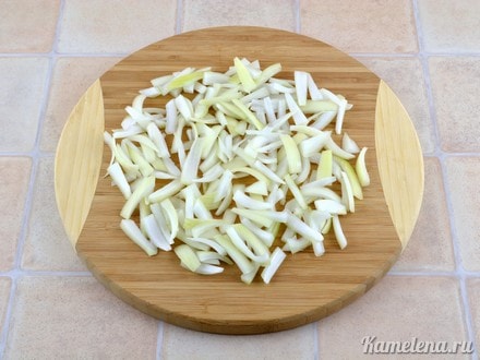 Лук почистить, порезать