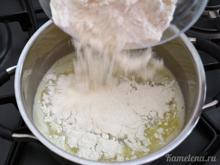 Всыпать сразу всю муку,