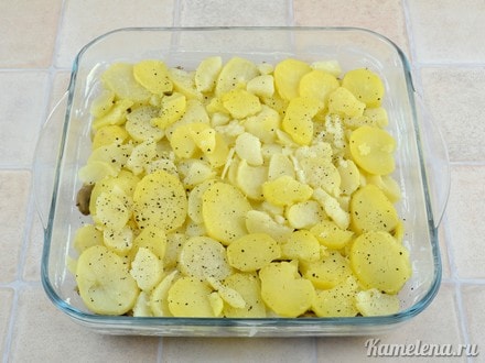 Сверху выложить картофель,