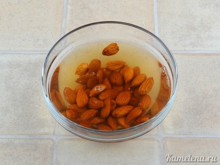 Миндаль залить кипятком на 5