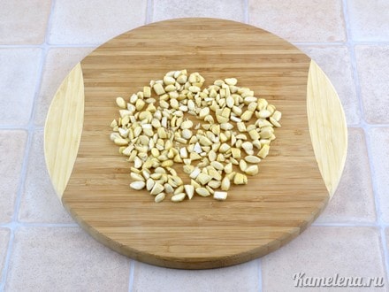 Порезать крупными кусочками.