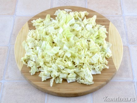 Пекинскую капусту порезать