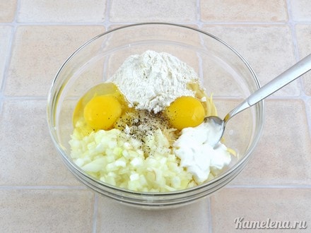 К картофелю добавить лук, яйца,