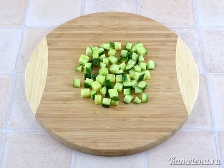 Огурец порезать мелкими кубиками.