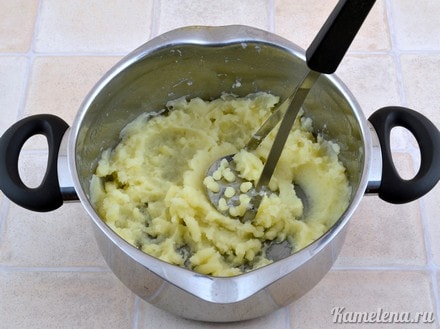 С картофеля слить жидкость