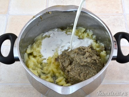Добавить грибы к картофелю,