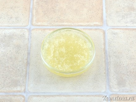Желатин залить 3 ложками воды и