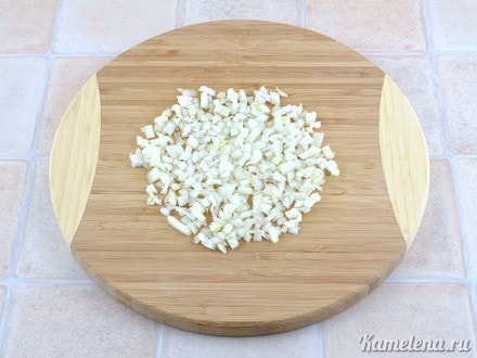 Лук почистить, мелко