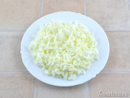 Яйца почистить, разделить на