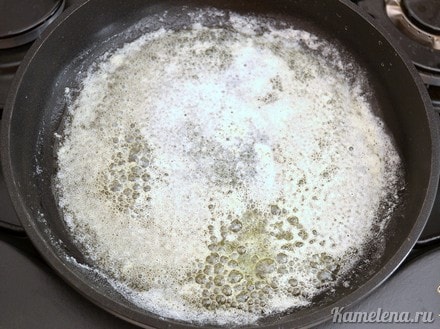 Готовим карамель.
На сковороду