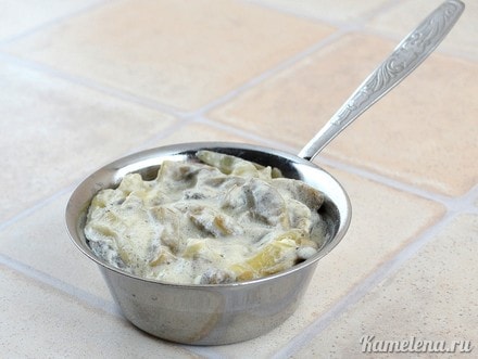 Разложить грибы по кокотницами