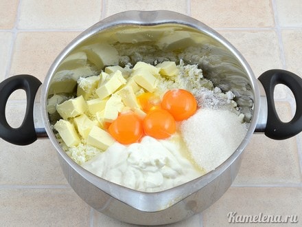 Добавить сметану, сливочное