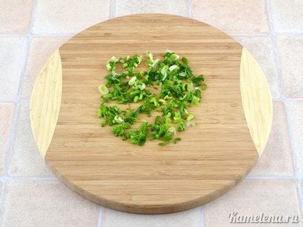 Зеленый лук мелко порезать.