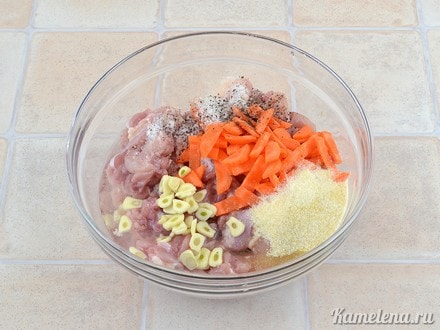 В емкость положить куриное