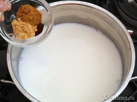 Молоко и воду налить в
