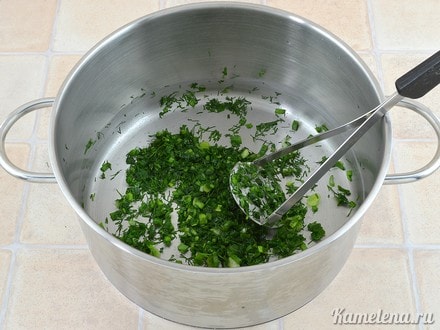 Лук и укроп положить в