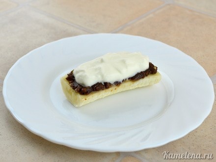 Сверху выложить сливки.