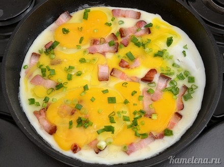 Посыпать зеленым луком и жарить