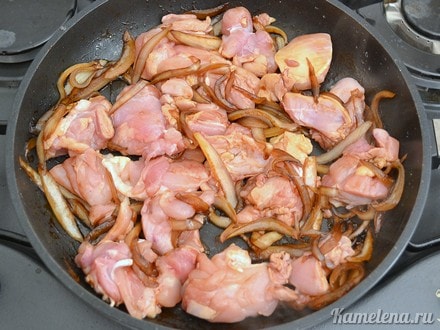 Добавить кусочки курицы,