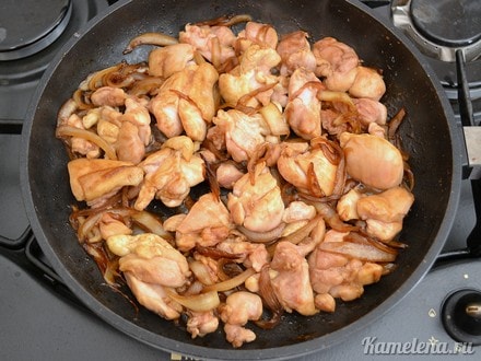 Потом перевернуть кусочки на