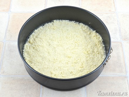 Форму для выпечки смазать