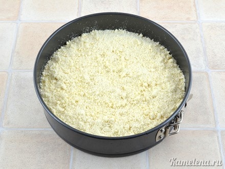 С помощью ложки равномерно